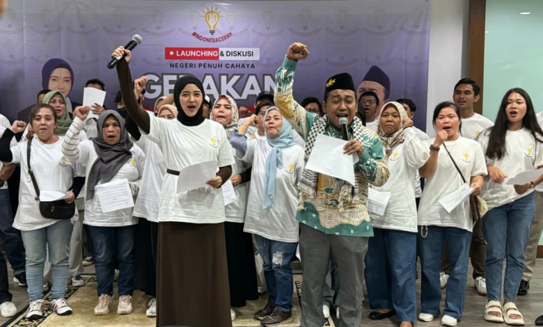 Sekelompok masyarakat mendeklarasikan sebuah gerakan baru bertajuk #IndonesiaCerah pada Minggu (13/4/2025) di kawasan Semanggi, Jakarta Pusat. Gerakan ini lahir dari optimisme bahwa pemerintahan Presiden Prabowo Subianto dan Wakil Presiden Gibran Rakabuming Raka mampu membawa Indonesia melewati tantangan besar, termasuk perang dagang global antara Amerika Serikat dan Tiongkok. Koordinator Gerakan #IndonesiaCerah!, Febri Wahyuni Sabran, menyampaikan bahwa gerakan ini muncul dari semangat gotong royong dan keyakinan akan masa depan Indonesia yang adil, sejahtera, dan berkelanjutan. "Kami adalah warga negara yang optimis terhadap masa depan Indonesia. Kami yakin dengan semangat kolaboratif dari seluruh elemen bangsa, kita bisa menghadapi tantangan global dengan kepala tegak," ujar Febri saat deklarasi berlangsung. Gerakan ini juga menyatakan dukungan penuh kepada langkah-langkah strategis yang akan diambil oleh pemerintah Prabowo-Gibran, termasuk dalam merespons kebijakan tarif resiprokal dari pemerintahan Donald Trump di Amerika Serikat. "Kami percaya bahwa pemerintah mampu melakukan negosiasi terbaik untuk kepentingan nasional. Yang kami tolak adalah upaya delegitimasi pemerintah melalui propaganda adu domba yang memperkeruh suasana. Kritik konstruktif, iya. Tapi mari kita beri ruang kepada pemimpin kita untuk bekerja maksimal," lanjut Febri. Febri juga menekankan pentingnya menjaga stabilitas di level akar rumput, menyusul membaiknya hubungan antar elit politik nasional. Ia mencontohkan pertemuan-pertemuan harmonis Presiden Prabowo dengan para mantan presiden seperti Joko Widodo, SBY, dan Megawati Soekarnoputri. "Kalau di atas saja sudah guyub, kita yang di bawah jangan malah memanaskan suasana. Justru harus menjaga stabilitas supaya pemerintah bisa bekerja dengan tenang dan terukur," jelasnya. Lima Pilar Gerakan #IndonesiaCerah Dalam deklarasinya, Gerakan #IndonesiaCerah mengusung lima prinsip utama yang menjadi fondasi pergerakan mereka ke depan: Optimisme Kolaboratif Keyakinan bahwa semangat gotong royong antar semua elemen bangsa akan membuka jalan menuju Indonesia yang lebih maju dan tangguh di era globalisasi. Inovasi untuk Kemajuan Gerakan ini mendorong teknologi, kreativitas, dan solusi inovatif dalam berbagai sektor pembangunan. Keberlanjutan Lingkungan Komitmen menjaga alam Indonesia melalui aksi nyata ramah lingkungan agar diwariskan ke generasi mendatang. Keadilan Sosial Mendorong kesetaraan hak, pendidikan berkualitas, dan pemberdayaan ekonomi kerakyatan bagi seluruh lapisan masyarakat. Persatuan dalam Kebhinekaan Menjunjung tinggi nilai toleransi, merawat perbedaan, dan memperkuat kesatuan nasional. Gerakan ini menilai bahwa sosok Wakil Presiden Gibran yang masih muda dan progresif juga akan menjadi katalis positif dalam perubahan-perubahan yang dibutuhkan bangsa saat ini. "Kami mengajak seluruh lapisan masyarakat—pemerintah, swasta, pemuda, dan akademisi—untuk bahu-membahu mewujudkan Indonesia cerah. Bukan hanya lewat wacana, tapi kerja nyata dan kebijakan progresif. Mari kita lawan pesimisme dengan tindakan," tegas Febri dalam penutupan deklarasi. Dengan semangat baru dari gerakan ini, tampaknya masyarakat mulai menunjukkan dukungan moral kepada pemerintah dalam menghadapi tantangan global yang kian kompleks. Mampukah Prabowo-Gibran menjawab harapan ini? Waktu yang akan membuktikannya.