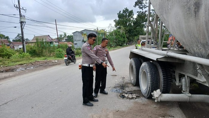 Jalan Berlubang Renggut Nyawa, Ibu dan Anak Tewas Tragis di Pangkep Terlindas Truk Semen!