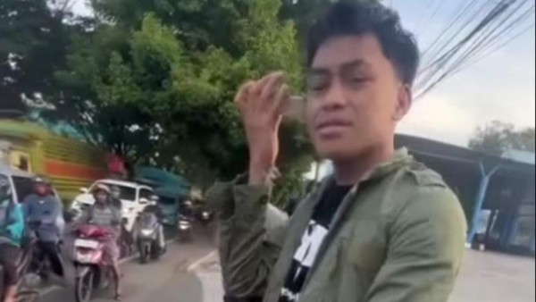 Acungkan Jari Tengah ke Polantas, Anak Pensiunan Polisi Ini Akhirnya Ditilang dan Motornya Disita