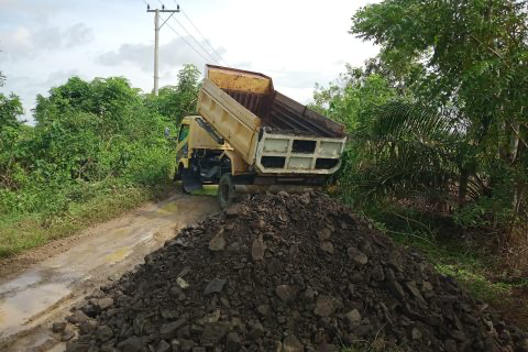 Pembangunan Jalan di Pelosok Wajo Dimulai, TNI Kirim 10 Dump Truk Material TMMD