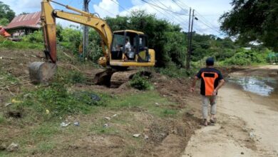 Pemkab Wajo Kerahkan Alat Berat untuk Bersihkan Drainase Jalan Andi Unru, Siap-Siap Jalan Lancar