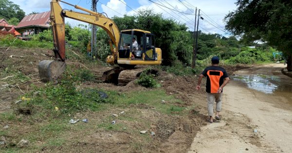 Pemkab Wajo Kerahkan Alat Berat untuk Bersihkan Drainase Jalan Andi Unru, Siap-Siap Jalan Lancar