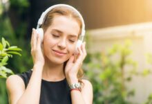 Waspada! Pakai Earphone Terlalu Lama Bisa Sebabkan Tuli Permanen, Ini Penjelasan Dokter