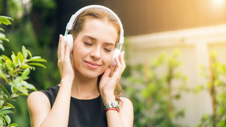 Waspada! Pakai Earphone Terlalu Lama Bisa Sebabkan Tuli Permanen, Ini Penjelasan Dokter