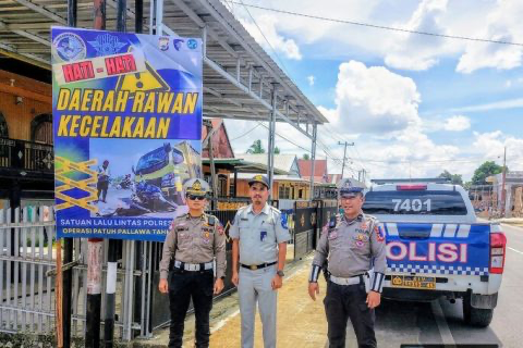 Peduli Nyawa! Satlantas Polres Wajo dan Jasa Raharja Pasang Spanduk di Titik Rawan Kecelakaan