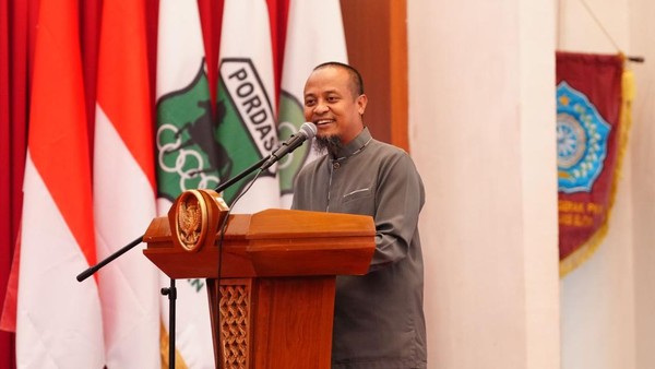 “Pencarian bakat atlet berkuda harus dimulai sejak usia sekolah. Kita akan fasilitasi pembinaan sejak dini agar pembibitan berjalan berkelanjutan,” ujar Andi Sudirman, sebagaimana dikutip pada Jumat (11/7/2025). Pendekatan ini menunjukkan fokus pada keberlanjutan dan regenerasi atlet berkuda sejak usia muda.