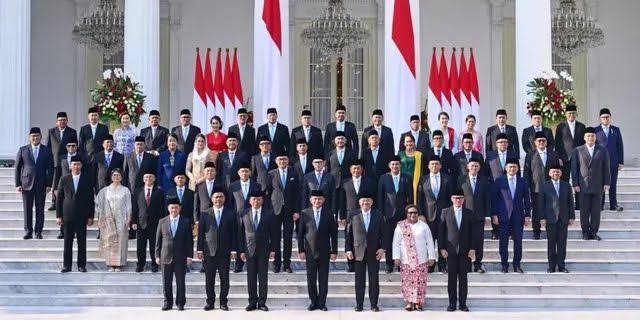 Putusan MK ini diharapkan dapat membawa perubahan signifikan dalam birokrasi, di mana para pejabat negara dapat lebih fokus dan mendedikasikan diri sepenuhnya pada tugas utamanya, tanpa adanya potensi konflik kepentingan yang sering kali timbul dari jabatan ganda.