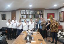 Wamanews.id, 21 Agustus 2025 - Keluarga besar sang pahlawan nasional, Wage Rudolf Soepratman, menegaskan sikap mereka terkait lagu kebangsaan “Indonesia Raya” yang belakangan ikut terseret dalam isu royalti. Alih-alih menuntut hak ekonomi, keluarga justru hanya mengharapkan apresiasi dan pengakuan moral dari negara. Mereka berharap, pengakuan itu terwujud dalam bentuk konser kenegaraan di Istana Merdeka yang dihadiri oleh Presiden.