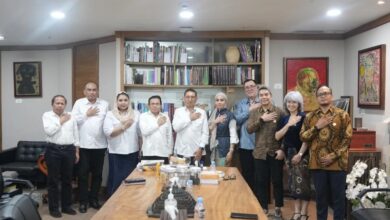 Wamanews.id, 21 Agustus 2025 - Keluarga besar sang pahlawan nasional, Wage Rudolf Soepratman, menegaskan sikap mereka terkait lagu kebangsaan “Indonesia Raya” yang belakangan ikut terseret dalam isu royalti. Alih-alih menuntut hak ekonomi, keluarga justru hanya mengharapkan apresiasi dan pengakuan moral dari negara. Mereka berharap, pengakuan itu terwujud dalam bentuk konser kenegaraan di Istana Merdeka yang dihadiri oleh Presiden.