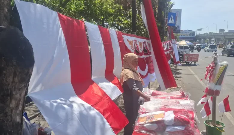 Sepi Peminat Merah Putih, Pedagang Bendera Agustusan di Makassar Keluhkan Penjualan