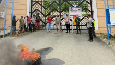 Warga Geruduk Bendungan Paselloreng, Bakar Ban & Segel Pagar Tuntut Ganti Rugi Lahan