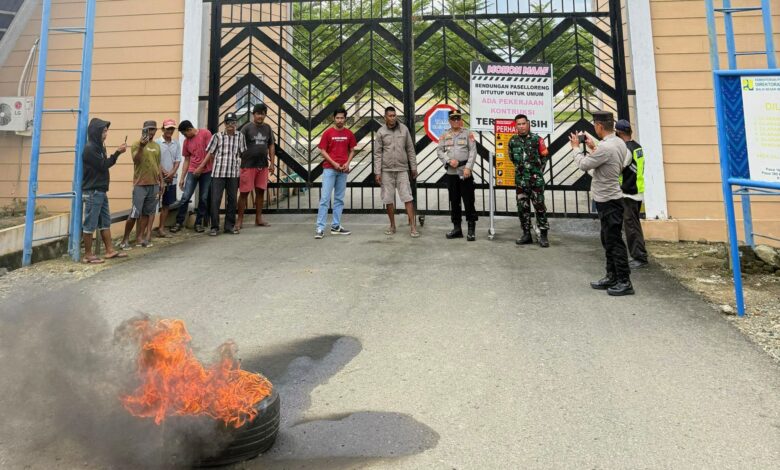 Warga Geruduk Bendungan Paselloreng, Bakar Ban & Segel Pagar Tuntut Ganti Rugi Lahan