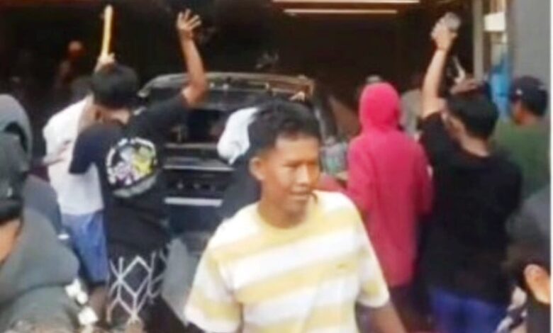 Rumah Ahmad Sahroni Digeruduk Ratusan Massa, Buntut Pernyataan 'Orang Tolol Sedunia'
