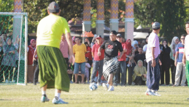 Meriahkan HUT ke-80 RI, Pejabat Wajo Turun Lapangan Adu Skill di Turnamen Sepak Bola Sarung