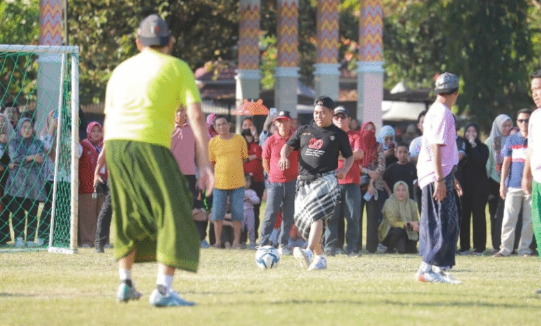 Meriahkan HUT ke-80 RI, Pejabat Wajo Turun Lapangan Adu Skill di Turnamen Sepak Bola Sarung