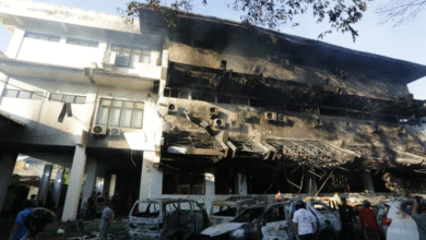 Miris, Warga Jarah Rangka Besi Kendaraan Pasca Kebakaran DPRD Makassar