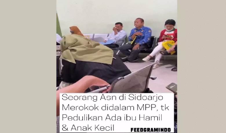 ASN Sidoarjo Viral Merokok di Ruang Tunggu Pelayanan, Aktivis: Mentang-mentang ASN!