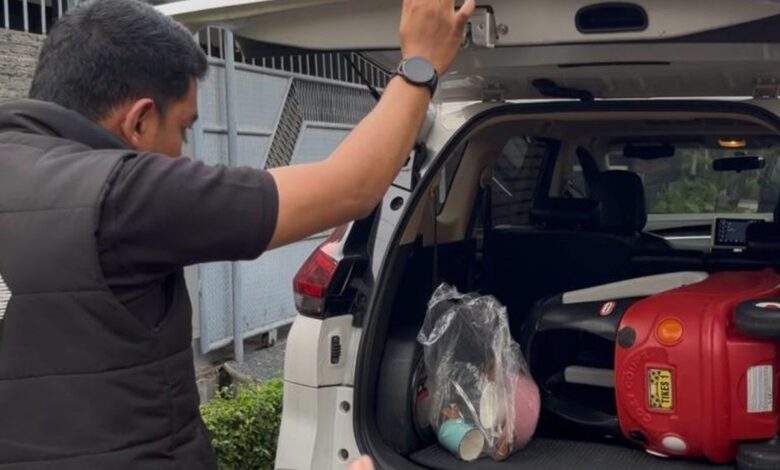 Warga Ramai-Ramai Kembalikan Barang Jarahan dari Rumah Pejabat dan Selebriti