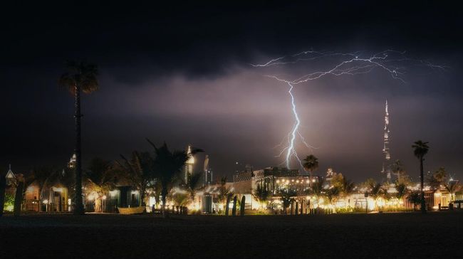 Jangan Lakukan 5 Aktivitas Ini di Dalam Rumah Saat Hujan Petir